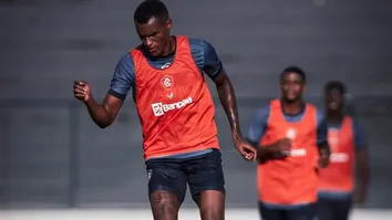 Novo lateral-direito azulino Matheus Alexandre é apresentado no Remo.