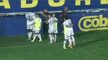 Após uma recuperação de bola no meio-campo, o meia Felipe Pará serviu PH em uma bola vindo de Gustavo 25, que dominou na entrada da área e finalizou com precisão