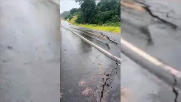 Erosão na margem da BR-422 compromete parte da pista e gera riscos de novos desmoronamentos devido às fortes chuvas no sudeste do Pará.