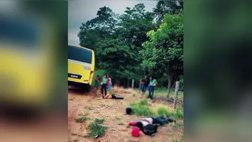 Van de passageiros passou por perícia técnica após o confronto que resultou na morte de um dos assaltantes.