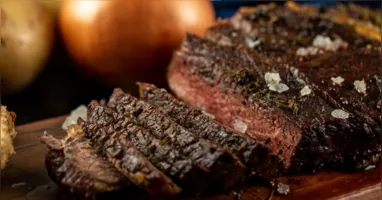 O fim do Carnaval dá lugar ao recolhimento espiritual: a Quarta-feira de Cinzas marca o início da Quaresma, período de jejum, abstinência de carne e preparação para a Páscoa.