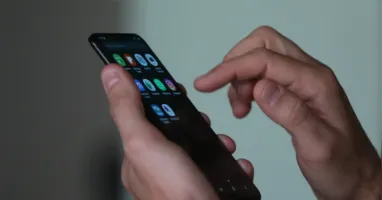 Golpistas usam aplicativo falso em nome do INSS para invadir celulares e capturar informações financeiras.