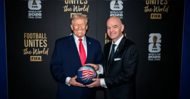 Presidente da FIFA, Gianni Infantino em foto ao lado de Donald Trump; entidade ainda não se pronunciou oficialmente sobre o ataque dos EUA à Venezuela.