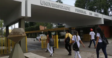 Além da remuneração, os aprovados no processo seletivo também receberão benefícios como auxílio-alimentação, auxílio-transporte e assistência pré-escolar.