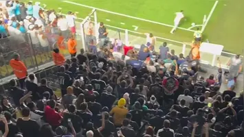 Durante o jogo, torcedores azulinos entoaram gritos de “não vai para a Copa”, em referência à ausência do atacante na última convocação da Seleção Brasileira