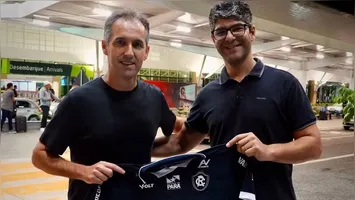 Técnico Léo Condé ao lado do executico azulino Luis Vagner Vivian