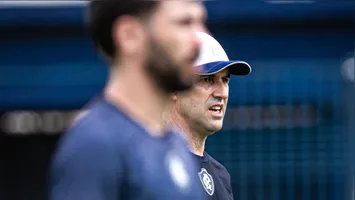 O Remo enfrenta o Santos na Vila Belmiro, desafiando a pressão do rebaixamento.