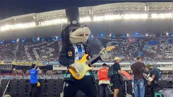 O Lobo Mau entrou em campo caracterizado como Slash, ícone do rock mundial.