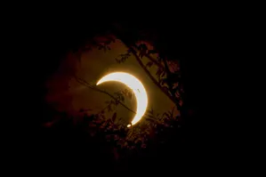 O primeiro grande destaque ocorre em 3 de março, com um Eclipse Lunar Total.