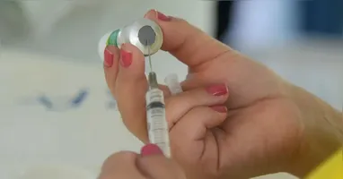 Medidas simples, como evitar locais fechados e manter a higiene das mãos, voltam a ganhar importância no dia a dia da população.