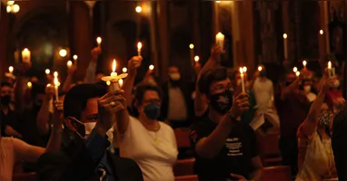 A cerimônia tem início em ambiente externo, no escuro, ao redor de uma fogueira, onde acende-se o Círio Pascal, simbolizando o Cristo como Luz do mundo.