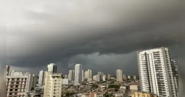 Céu encoberto e pancadas de chuva marcam o dia em Belém, com trovoadas previstas e alta umidade ao longo desta terça-feira (31).