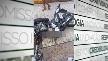Imagens que circulam nas redes sociais mostram a motocicleta completamente destruída após o impacto.