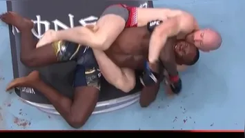 UFC: O resultado amplia a sequência negativa de Adesanya, que chega à quarta derrota consecutiva.