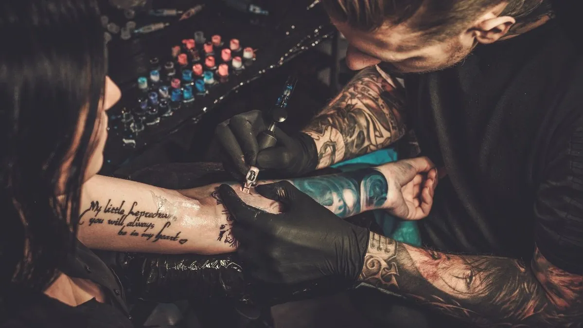 Imagem ilustrativa da notícia Tatuagem eleva o risco de câncer? Veja o que dizem especialistas