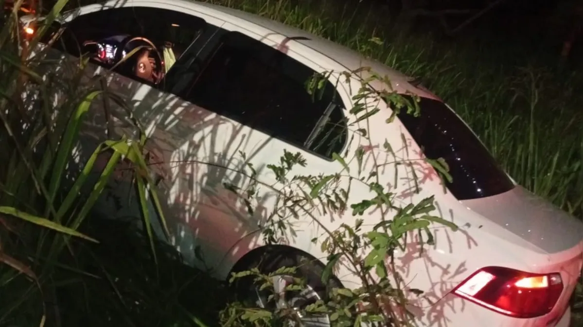 Imagem ilustrativa da notícia Carro sai da pista na BR-422 e mobiliza equipes de emergência em Tucuruí