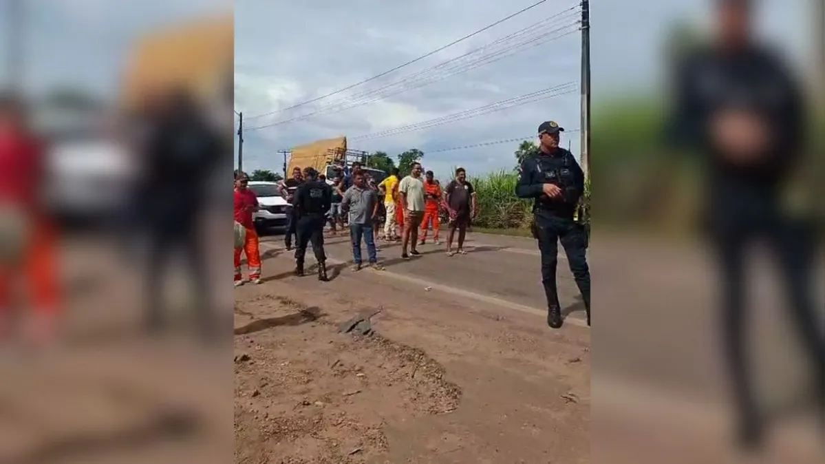 Imagem ilustrativa da notícia Vídeo: moradores interditam rodovia contra apreensão de motos