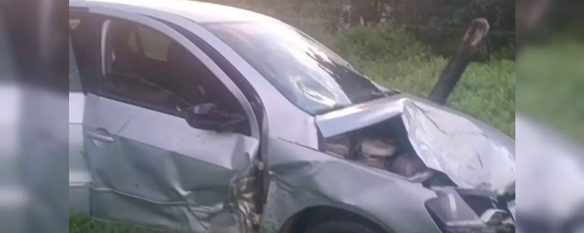 Carro envolvido no acidente que resultou na morte de Rafaela Oliveira ficou fora da pista após a colisão na BR-308, em Capanema.