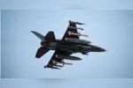 Jato F-16 da Força Aérea dos Estados Unidos decola no Oriente Médio em apoio às operações militares contra o Irã.