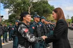 Governadora Hana cumprimenta policial que atuou na Operação ’Escudo Feminino’.