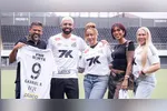 Gabigol com a família na Vila Belmiro