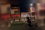 Troca de tiros durante tentativa de assalto na travessa Pirajá, no bairro da Pedreira, em Belém, assustou moradores na noite desta quinta-feira (18); vídeo mostra a intensidade dos disparos.