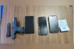 Arma de fogo de uso restrito e celulares apreendidos durante a ação policial que resultou na prisão dos suspeitos.