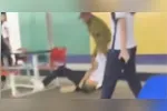 As imagens que circularam nas redes sociais registram o momento em que o homem entra na escola e confronta o aluno.
