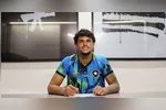 Bruninho, goleiro do Botafogo, assina contrato profissional aos 16 anos, celebrando um sonho e prometendo evolução no futebol