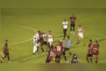 Torcedores do Moto Club invadem campo e agredem jogadores durante semifinal do Campeonato Maranhense 2026, forçando o árbitro a encerrar a partida.
