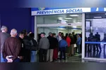 A proposta do PL 299/2023 pode permitir que aposentados que trabalham recebam bônus por contribuições ao INSS, alterando regras atuais.