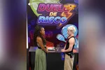 Juliano Floss e Sol Vega durante a dinâmica Duelo de Risco.