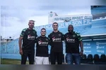 Técnico Júnior Rocha (2º à direita), ao lado do auxiliar Edson Macaé (1º à direita), analista de desempenho Robson de Lima (1º à esquerda) e o preparador de goleiros Emerson (2º à esquerda).