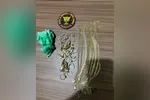 Os agentes chegaram até um imóvel onde parte dos objetos subtraídos estaria escondida. No local, foram encontradas duas mulheres, de 30 e 29 anos, em posse de um saco contendo várias joias provenientes do crime