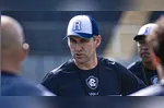 Léo Condé precisa melhorar a defesa.