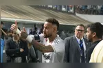Após empate, Neymar se descontrola com torcedores no Santos.
