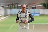 Entre os jogadores que buscam espaço no grupo principal está o atacante Miguel Ângelo, de 19 anos.