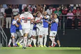 Luciano marcou um dos gols do São Paulo na vitória de 2x0 sobre o Santos.