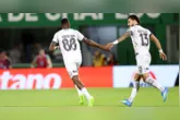 Edenílson e Alex Telles comemoram gol do Botafogo durante a goleada sobre a Chapecoense na Arena Condá.