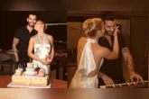 Gusttavo Lima apoia a mão na barriga de Andressa Suita em foto publicada durante a comemoração do aniversário de Andressa Suita.
