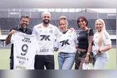 Gabigol com a família na Vila Belmiro