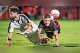 Léo Andrade (branco) em disputa com Renato Kayzer em Vitória 2 x 0 Remo no primeiro turno