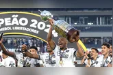 Marlon Freitas levantou a taça da Libertadores do Fogão em 2024