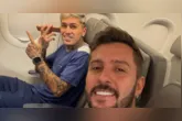 Clima de descontração no voo de retorno: jogadores do Remo aproveitam o trajeto para Belém com sorrisos, conversas e leveza, já no embalo da decisão que abre a temporada.