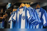 A Lobo, marca do Paysandu, completa 10 anos como pilar financeiro do clube, com crescimento em receitas e expansão através de franquias e inovação.