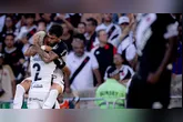 Yuri Alberto e Matheuzinho comemoram gol no Maracanã, enquanto o Corinthians conquista o tetracampeonato da Copa do Brasil.