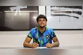 Bruninho, goleiro do Botafogo, assina contrato profissional aos 16 anos, celebrando um sonho e prometendo evolução no futebol