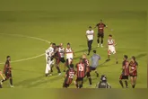 Torcedores do Moto Club invadem campo e agredem jogadores durante semifinal do Campeonato Maranhense 2026, forçando o árbitro a encerrar a partida.