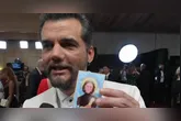 O ator Wagner Moura carregou um pequeno panfleto com a foto de Fernanda Torres, em gesto que simbolizou o respeito e a admiração pelo trabalho da colega brasileira.