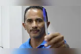 Manoel Gomes ganhou fama nacional com um vídeo simples publicado nas redes sociais. Na gravação, ele cantava sua própria composição, a música "Caneta Azul".
